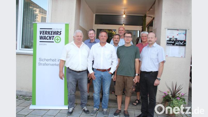 Der neuen Vorstandschaft für die nächsten drei Jahre gehören (vorne von links) Rudolf Leibl (Vorsitzender), Thomas Dietz (stellvertretender Vorsitzender), Sascha Fuchs (Kassier) sowie (dahinter, von links) Rudolf Herold (Seniorenbeauftragter), Karl-Heinz Senft, Peter Albang und Hans Kiesl (alle Beisitzer) an Der zweite Bürgermeister von Teunz, Robert Hechtl (rechts), dankte der Verkehrswacht namens der Kommune. Bild: frd