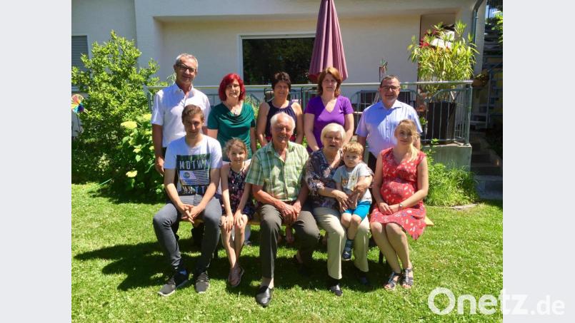 Bürgermeister Werner Nickl, die Töchter Ursula, Gabriele und Sonja, Stadtpfarrer Konrad Amschl (hinten von links), die Enkelkinder Peter und Sophia und Schwiegertochter Karina (vorne von links) gratulieren Rudolf Fink (vorne, Dritter von links mit Ehefrau Monika und Enkelsohn Linus) zu seinem 80. Geburtstag. Bild: jzk