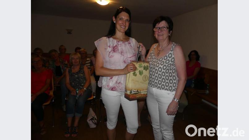 Monika Stopfer überreicht Tina Hösl als Dankeschön für ihren Vortrag ein Präsent. Bild: rn