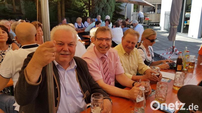 Unter den schattigen Sonnenschirm gefiel es auch Diakon Herbert Sturm, Bürgermeister Hermann Ach und Altbürgermeister Hans Roßmann (von links). Bild: gi