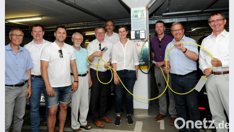 Großer Bahnhof für eine kleine Ladestation in der Tiefgarage am Ziegeltor. Vertreter des Stadtrats, der Stadtwerke und OB Michael Cerny (Mitte mit Ladekabel) und Stadtwerke-Chef Stephan Prechtl (rechts) nehmen die Anlage offiziell in Betrieb. Bild: Stephan Huber