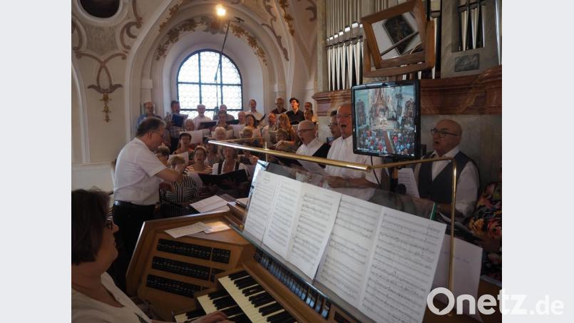 Gemischter Chor mit Sängerinnen und Sänger der vier Kirchenchöre der Pfarreiengemeinschaft Bild: stn