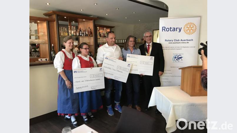 Strahlende Gesichter bei der Spendenübergabe durch den scheidenden Auerbacher Rotary-Präsidenten Reinald Agethenvor dem Amtswechsel. Bild: Hans Renner