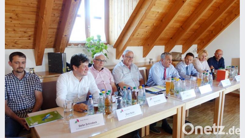 Die Verwaltungsspritze der Stadt Weiden bei der Bürgerversammlung in Muglhof (von links) Stefan Schinabeck (Leiter Wasserversorg der Stadtwerke), Bau- und Planungsdezernent Oliver Seidel, Rudolf Hölzl (Vizekämmerer der Stadt Weiden und Geschäftsführer der Muglhofer Gruppe), Bürgermeister Lothar Höher, Oberbürgermeister Kurt Seggewiß, Bürgermeister Jens Meyer, Rechtsdezernentin Nicole Hammerl sowie Oliver Bodensteiner (Vorzimmer OB). Bild: wd