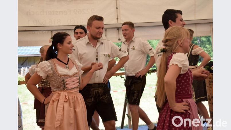 Das Kirwabaumaustanzen in Ransbach war eine heiße Sache. Dazu gab es reichlich Schnoderhüpfln und das alles bei 39 Grad im Kirwabaumschatten. Links das neue Oberkirwapaar Susanna Leng aus Oberwiesenacker und Florian Gradl aus Kastl. Bild: bö