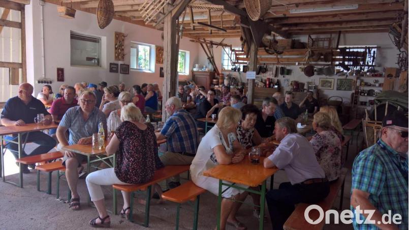 Die Gäste kommen zahlreich und lassen sich von der Sommerhitze nicht abhalten. Bild: rpp