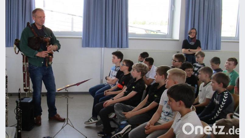 Einen besonderen Musikunterricht gestaltete Václav Eichler von der Kreismusikschule in der Realschule im Stiftland. Bild: exb