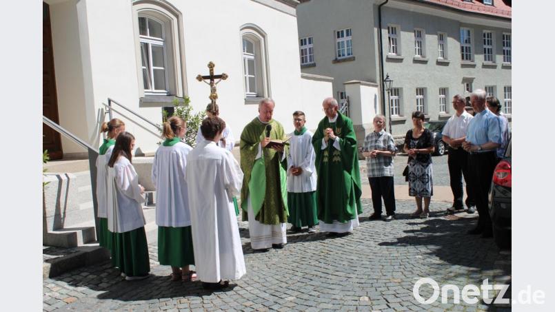 Generalvikar Prälat Michael Fuchs mit Pfarrer Johann Hofmann bei der Segnung des Pfarrhauses. Bild: Susanne Forster