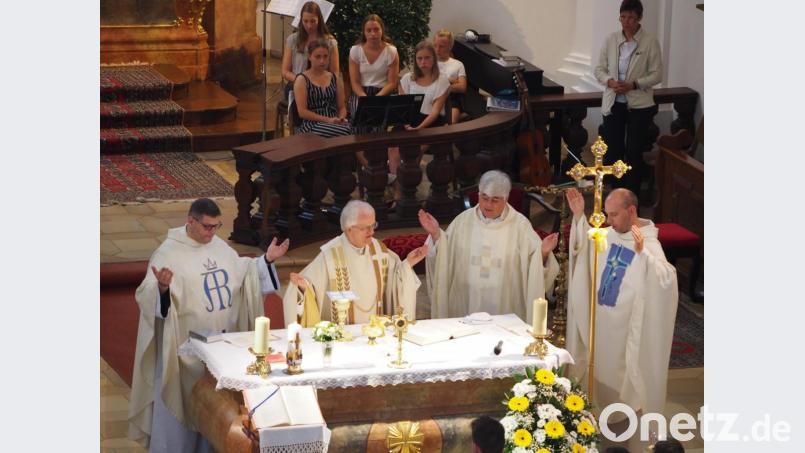 Zusammen mit Pater Adam Stasicki, Dekan Thomas Jeschner und Pater Rafla ( von Links ) zelebrierte der Jubilar den Festgottesdienst Bild: stn