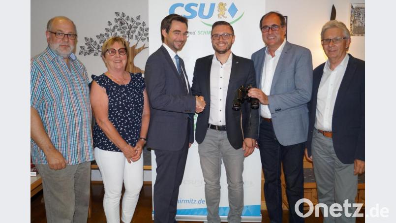 Dem einstimmig als Bürgermeisterkandidaten der CSU für die Kommunalwahl 2020 nominierten Ernst Lenk (Dritter von rechts) gratulieren (von links) die stellvertretenden Ortsvorsitzenden Wolfgang Gorny und Inge Schneider, Landtagsabgeordneter Stephan Oetzinger, Ortsvorsitzender Markus Dobmeier und Altbürgermeister Karl Balk. Bild: du