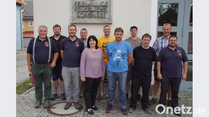 Kreisjugendwart Christoph Spörl (Dritter von links) besprach mit seinem Organisatorenteam, Bürgermeisterin Birgit Höcherl, Kreisbrandmeister Christian Weinfurtner (Mitte), der Schönseer Feuerwehrführung mit Kommandant Hubert Flöttl (Fünfter von rechts), dessen Stellvertreter Bernhard Wild (Zweiter von rechts), Jugendwart Josef Haberl (Vierter von rechts) und Stadlerns Kommandant Peter Reier (rechts) das Programm für diese Freizeittage. Bild: mmj