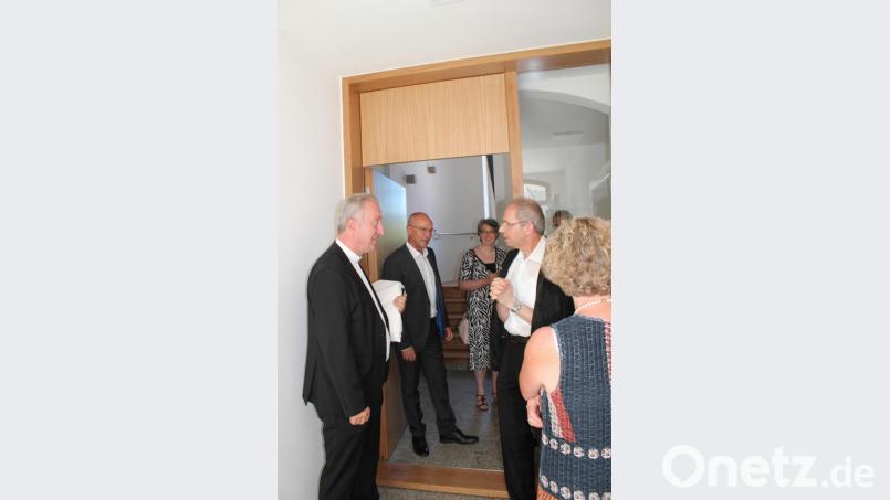 Generalvikar Prälat Michael Fuchs (von links), Architekt Armin Juretzka, Architektin Melanie Danhof und Pfarrer Johann Hofmann im Eingangsbereich des Pfarrhauses. Bild: Susanne Forster
