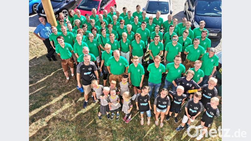 Fröhlich und ausgelassen feiern die Sportler den 40.Geburtstag des TSV Trausnitz. Bild: bnr