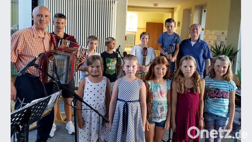 Stolz zeigten sich die Musikschüler beim kleinen Konzertabend in der Schule. Bild: mef