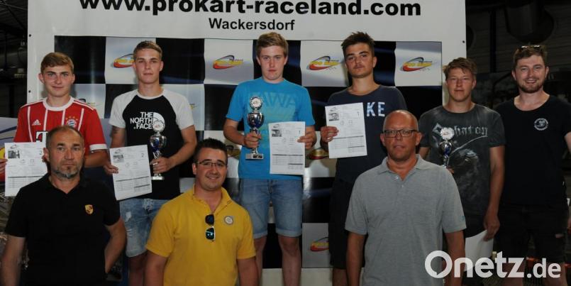 Die Sieger (hinten, von links): Marco Schmid, Sven Heinl, Simon Baier, Doniko Lleshi, Tobias Ameldung und Felix Paa. Vorne (vorn, von links) Lehrlingswart Martin Tschirner, Christoph Steinbacher sowie Stefan Bieda. Bild: gf