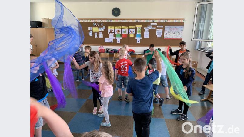 Die Freude am gemeinsamen Singen erlebten die Hortkinder sowie die Mädchen und Buben der Grundschule. Bild: exb