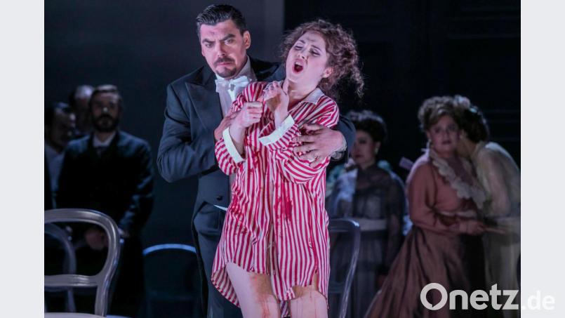 In der „Wahnsinns-Arie“ fesselt die Sopranistin Diana Tugui in der Titelrolle der Lucia di Lammermoor durch ihr gesangliches und schauspielerisches Können. Bild: Jochen Quast