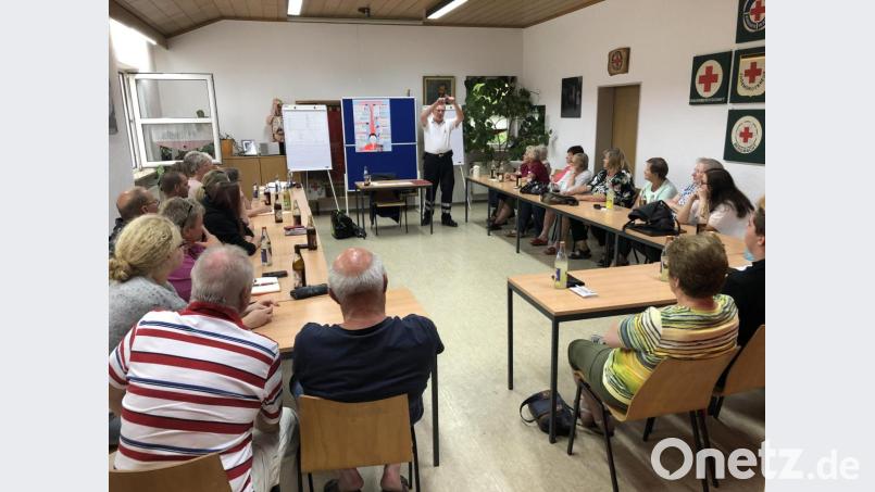 Der Rettungsdienstleiter des Kreisverbandes Tirschenreuth, Klaus Dvorak, gab Tipps und Informationen zum Thema "Patientenübergabe". Bild: njn