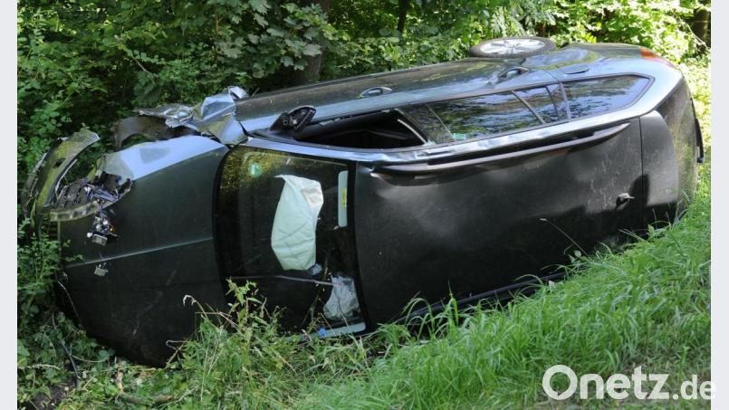 Bei Paulsdorf ist am Mittwoch ein Autofahrer von der Straße abgekommen und gegen einen Baum geprallt. Bild: gf