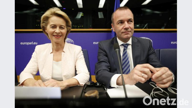 Ursula von der Leyen und Manfred Weber nehmen an einer gemeinsamen Pressekonferenz im Europäischen Parlament teil. Bild:  Jean-Francois Badias/dpa