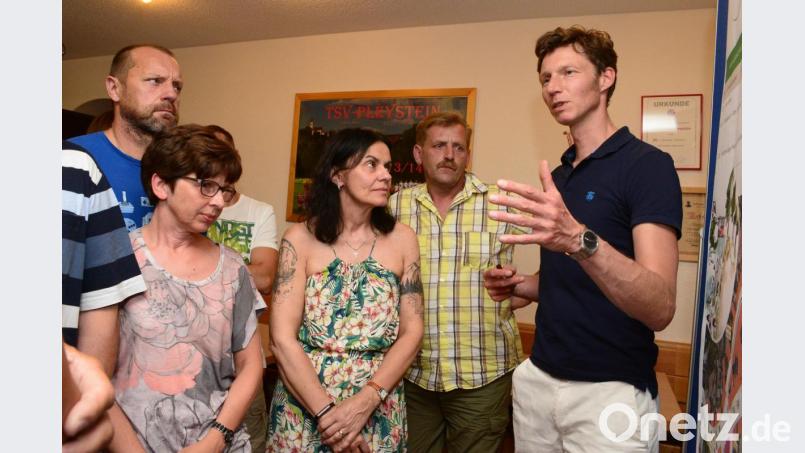 Jens Gerhardt, ums-Stadtstrategien, erläutert den Besucher der ISEK-Abschlussveranstaltung gewonnene Erkenntnisse und daraus zu ziehende Folgerungen für &quot;Pleystein 2030&quot;. Bild: bey