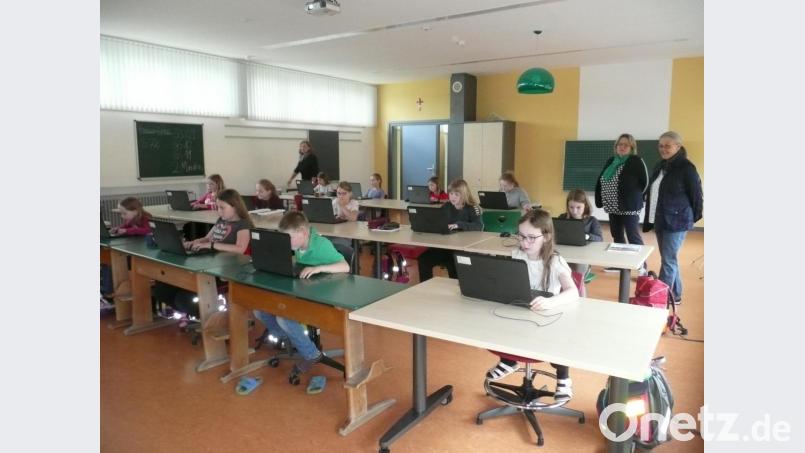 Monika Ermer vom Förderverein und Rektorin Christine Schneider (von rechts) machten sich ein Bild vom Arbeiten der Kinder mit Bettina Röhrl (links). Bild: amö