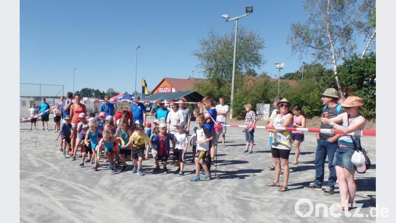 Premiere hat der Bambini-Lauf mit 35 teilnehmenden Kindern bis acht Jahre. Sie haben eine etwa 600 Meter lange Strecke auf dem SSV-Sportgelände zu absolvieren. Bild: br