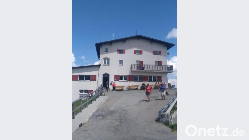 Die Simson-Fahrer aus Schwarzenbach bleiben am Großglockner hängen, erreichen aber immerhin noch Italien. Bild: exb