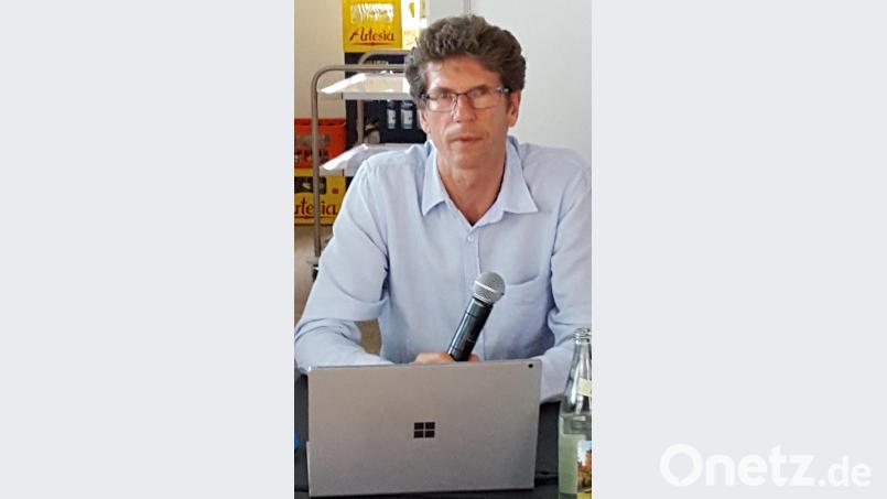 Mit einem riesigen Paket an Zahlen und technischen Details konfrontierte Diplom-Ingenieur Dr. Stefan Haider (unser Bild) den Stadtrat bei der Vorstellung der Entwurfsplanung zur Erweiterung der Kläranlage. Bild Bild: br