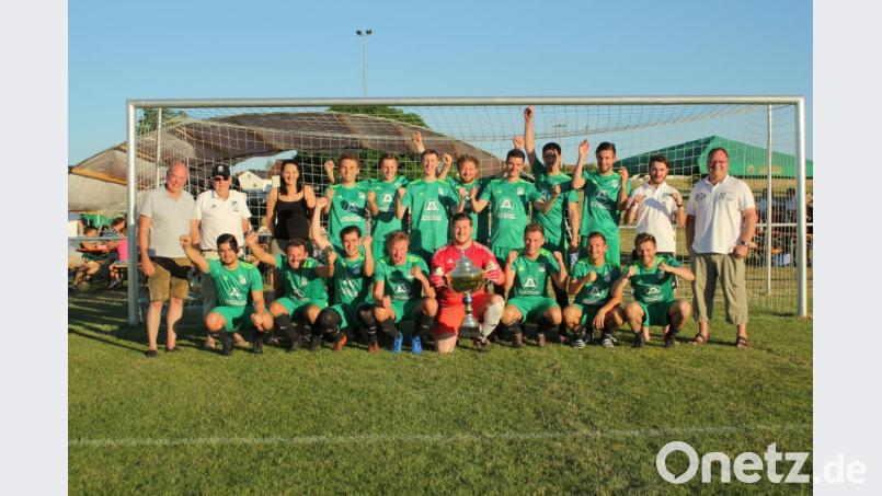 Das Team des SV Köfering darf ein Jahr den Gemeindepokal sein Eigen nennen. Bild: svk