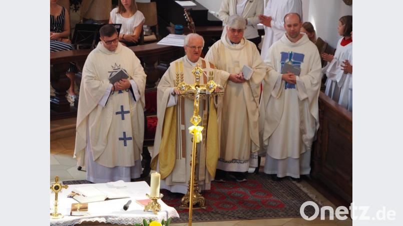 Zusammen mit Pater Adam Stasicki, Dekan Thomas Jeschner und Pater Rafla ( von Links ) zelebrierte der Jubilar den Festgottesdienst Bild: stn