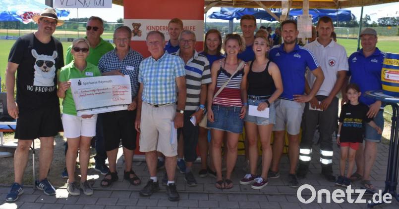 Freudige Gesichter gab es zum Abschluss des zweiten SSV-Charity-Laufes bei der Übergabe des Spendenschecks: (von links) Vorsitzender Holger Sailer, Waltraud Wagner, Hartmut Ordnung und Andreas Steinl von der Kinderkrebshilfe Oberpfalz-Nord, die beiden ältesten Teilnehmer, Hans Bayerl und Andreas Müller (vorne, Fünfter und Sechster von links), die Vertreter der stärksten Gruppe sowie Cheforganisator Johannes Pscherer (Dritter von rechts). Bild: br