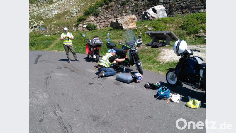 Die Simson-Fahrer aus Schwarzenbach bleiben am Großglockner hängen, erreichen aber immerhin noch Italien. Bild: exb