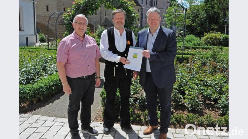 Neukirchens Bürgermeister Winfried Franz (links) und Landrat Richard Reisinger (rechts) gratulieren Georg Strobel zur Auszeichnung seines Betriebes. Bild: Hollederer, Christine