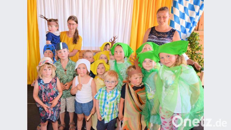 Der Kindergarten Haselstrolche aus Stifterslohe bereicherte das Programm des Festakts Bild: no