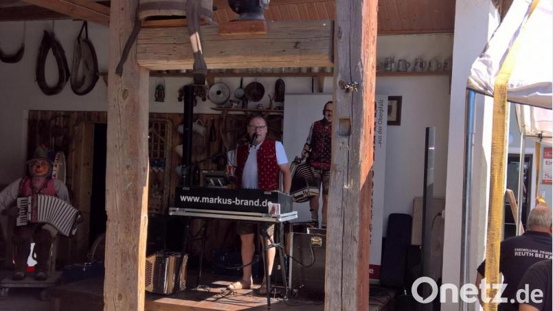 Hausherr Markus Brand heizt den Gästen in der Musikscheune feste ein. Bild: rpp