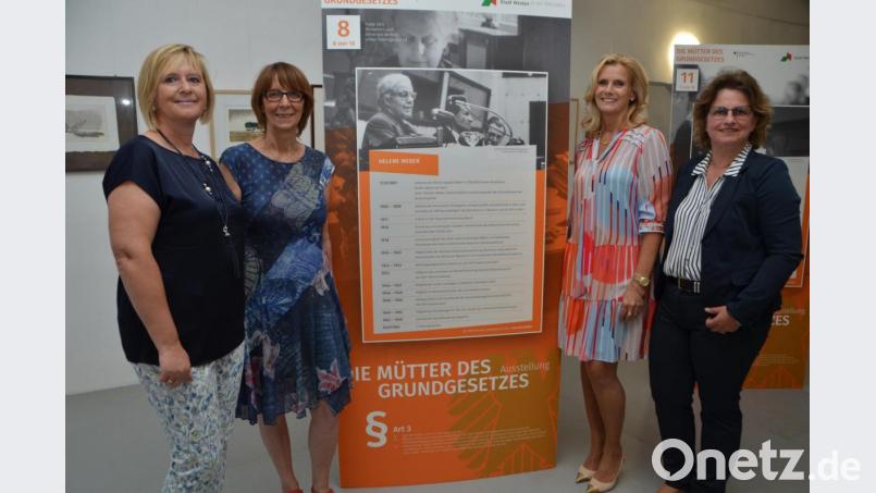 Martha Bauer, Margit Kirzinger, Andrea Lang und Erika Sauer (von links nach rechts) setzten sich mit den Müttern des Grundgesetzes auseinander und stellten jeweils Elisabeth Selbert, Frieda Nadig, Helene Weber und Helene Wessel vor. Bild: dob