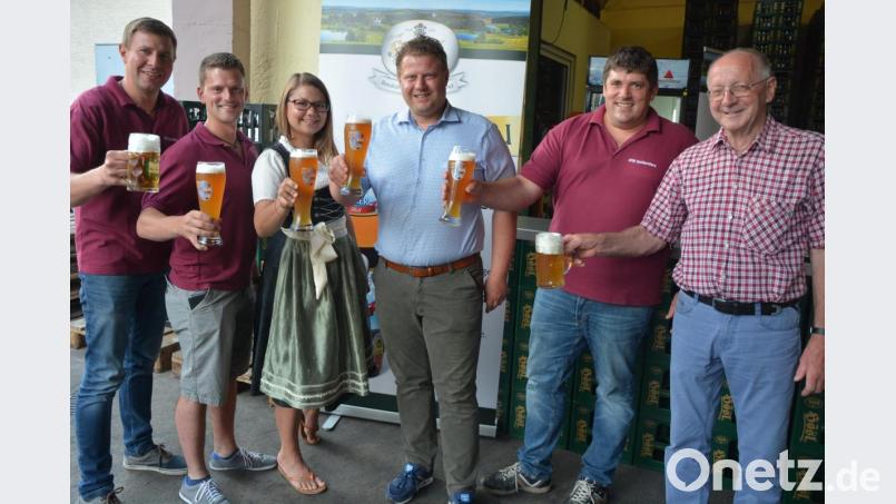 Sie zeigten sich bei einer Sudhaus-Party in der Brauerei Hösl voller Vorfreude auf das zweitägige Fest der Feuerwehr Großensterz am kommenden Wochenende: (von links) stellvertretender Vorsitzender Martin Göhl, Kommandant Andreas Meierhöfer, Miss „Weißbier-Resi“ Martina Bleistein, Zweiter Bürgermeister Stefan Grillmeier, Vorsitzender Matthias Burger und Brauereichef Michael Hösl. Bild: jr