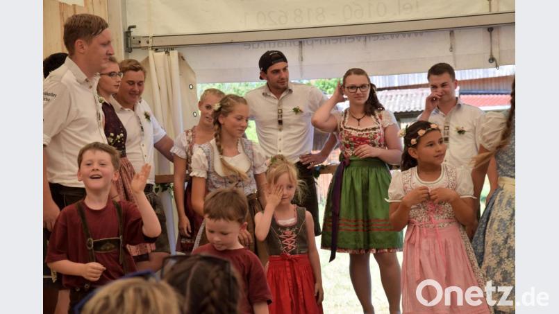 Sehr gut machten es die Kinder mit ihrem Auftritt beim Kirwabaumaustanzen und dafür bekamen sie reichlich Applaus von den Gästen spendiert. Bild: bö