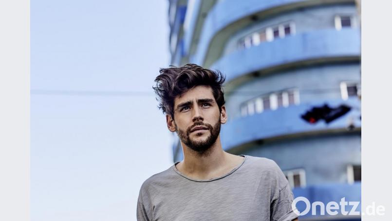 In Schwandorf steht der Musiker Álvaro Soler auf der Bühne. Bild: BR/Ben Wolf