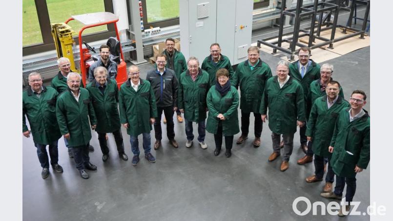 Die CSU-Kreistagsfraktion um Fraktionssprecher Stefan Braun (Sechster von rechts) und Landrat Richard Reisinger (Fünfter von rechts) besichtigte in einer Fraktionssitzung das Institut Fraunhofer Umsicht in Sulzbach-Rosenberg mit dem Leiter Marketing, Frederik Betsch (Siebter von links) und dem Leiter biologische Verfahrenstechnik, Fabian Stenzel (Fünfter von links). Bild: exb