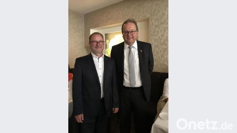 Stabwechsel: Norbert Scholz (rechts) mit Vorgänger Reinald Agethen. Bild: Hans Renner