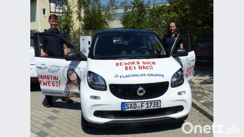 Susanne Wurzer und Sam Schneider waren die ersten, die vier Wochen lang privat gratis mit dem E-Smart fahren durften. Der Einsatz der „Glastronauten“ ist eine pfiffige Idee von Flachglas Wernberg, um junge Menschen für Ausbildungsberufe in der Glasbranche zu gewinnen. Bild: Völkl