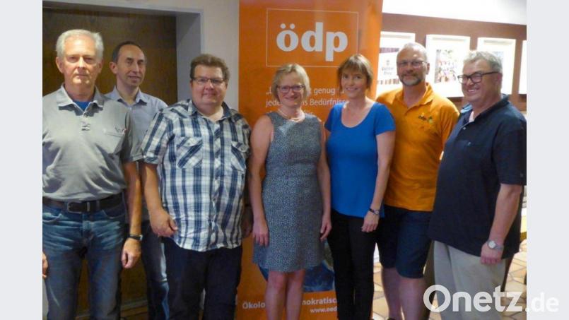 Der neue Vorstand des Kreisverbands Neustadt-Weiden-Tirschenreuth mit Vorsitzendem Christian Wallmeyer (Dritter von links) und seinen Stellvertreterinnen Barbara Kindl (daneben) und Angela Frank sowie den Beisitzern Hermann Philipp, Gerald Schmid (links), Karlheinz Binner und Andreas Hartung (rechts). Bild: fsb