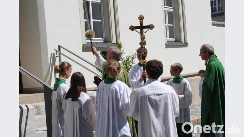 Das Pfarrhaus wird von Generalvikar Prälat Michael Fuchs gesegnet. Bild: Susanne Forster