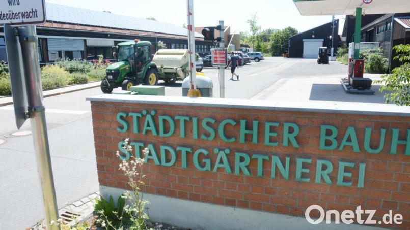Sorgen hinter dem Eingangstor. Die Mitarbeiter in Bauhof und Stadtgärtnerei befürchten personelle und funktionale Einschnitte für ihre Anlagen, wenn auf dem großen Grundstück aus eine neue Feuerwache untergebracht wird. Bild: Gabi Schönberger