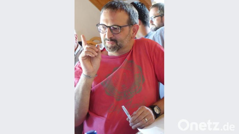 Ortssprecher Reinhard Greiner erinnert an den versprochenen Hochwasserschutz. Bild: Josef Wieder