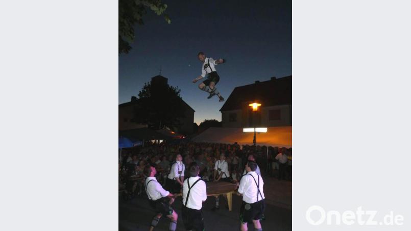 Die Schenkelzinterer begeisterten die 300 Gäste auf dem Bürgerfest mit ihrer Show. Bild: sne
