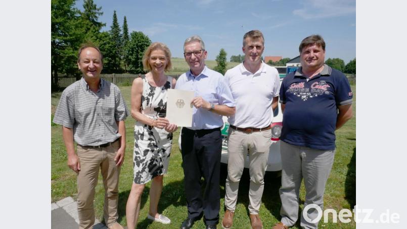 Von links Personalchef ZOAR Jürgen Pollerspöck, Regierungsdirektorin Margit Brandl, Leiterin des Hauptzollamts Regensburg, ZOAR Hermann Müller, Regierungsrat Martin Dorsch, Zollamtmann Manfred Schneider, Leiter der Kontrolleinheit Verkehrswege Waidhaus Bild: flm