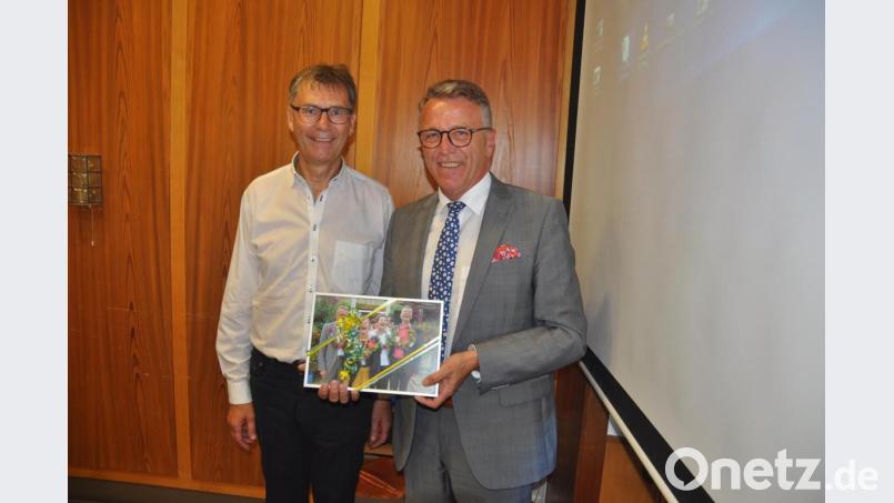 Franz Häring (links) war zusammen mit Eva Linder Geschäftsführer der kleinen Landesgartenschau in Tirschenreuth. Bei der Stadtratssitzung am Donnerstag wurde nochmals an dieses Ereignis erinnert. Und Bürgermeister Franz Stahl honorierte die Leistungen Häring mit viel Lob und natürlich einem Geschenk. Bild: ws